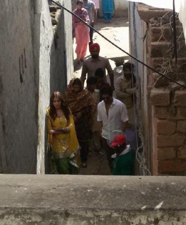 Leaked Photos of SRK & Anushka On The Sets Of The Ring