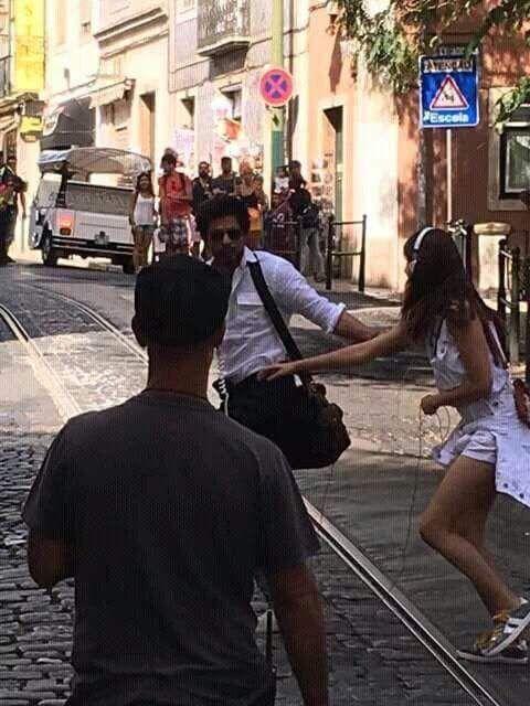 Leaked Photos of SRK & Anushka On The Sets Of The Ring