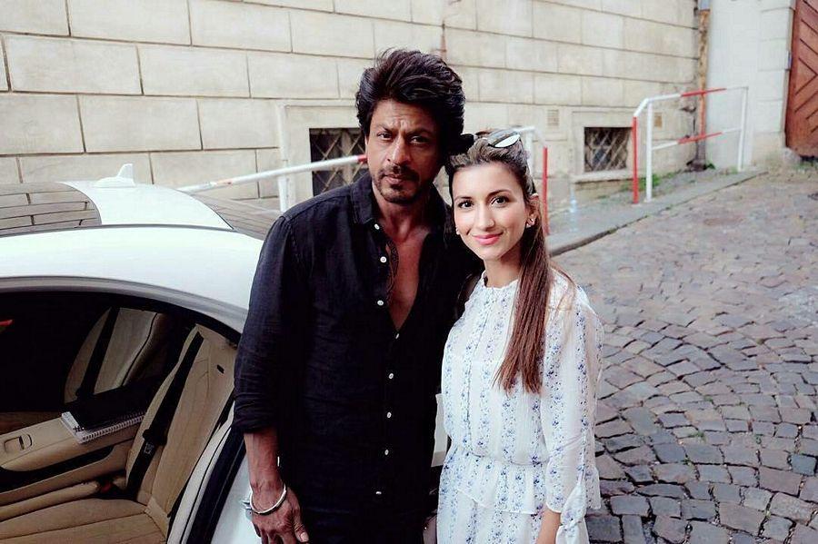 Leaked Photos of SRK & Anushka On The Sets Of The Ring