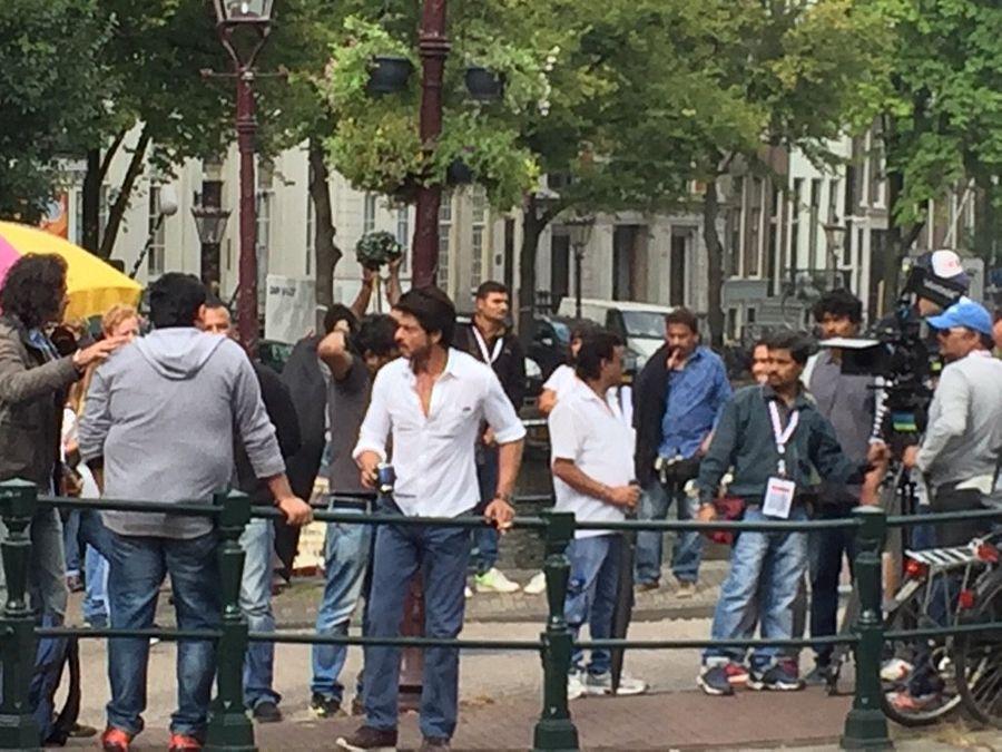 Leaked Photos of SRK & Anushka On The Sets Of The Ring