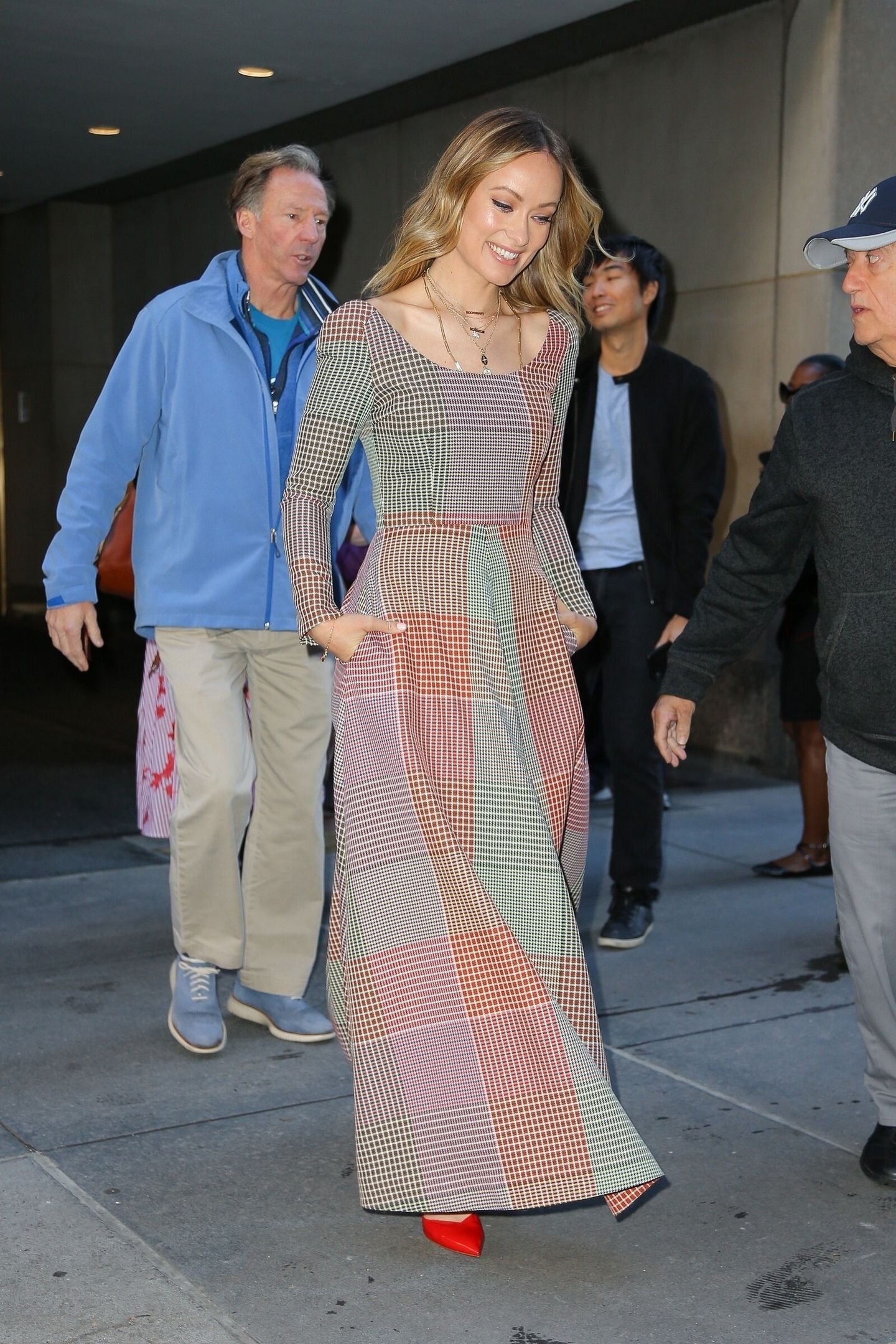 Maharshi  film crew  visited Vijayawada Kanakadurgamma