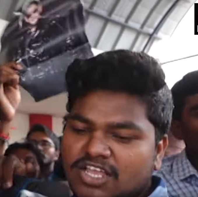  Mahesh Babu Fans Hungama At Theatres