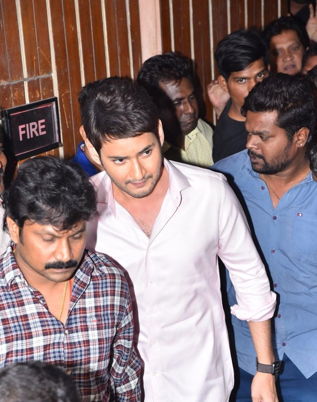 Mahesh Babu Visits To Sudarshan 35 MM With Maharshi Movie Team