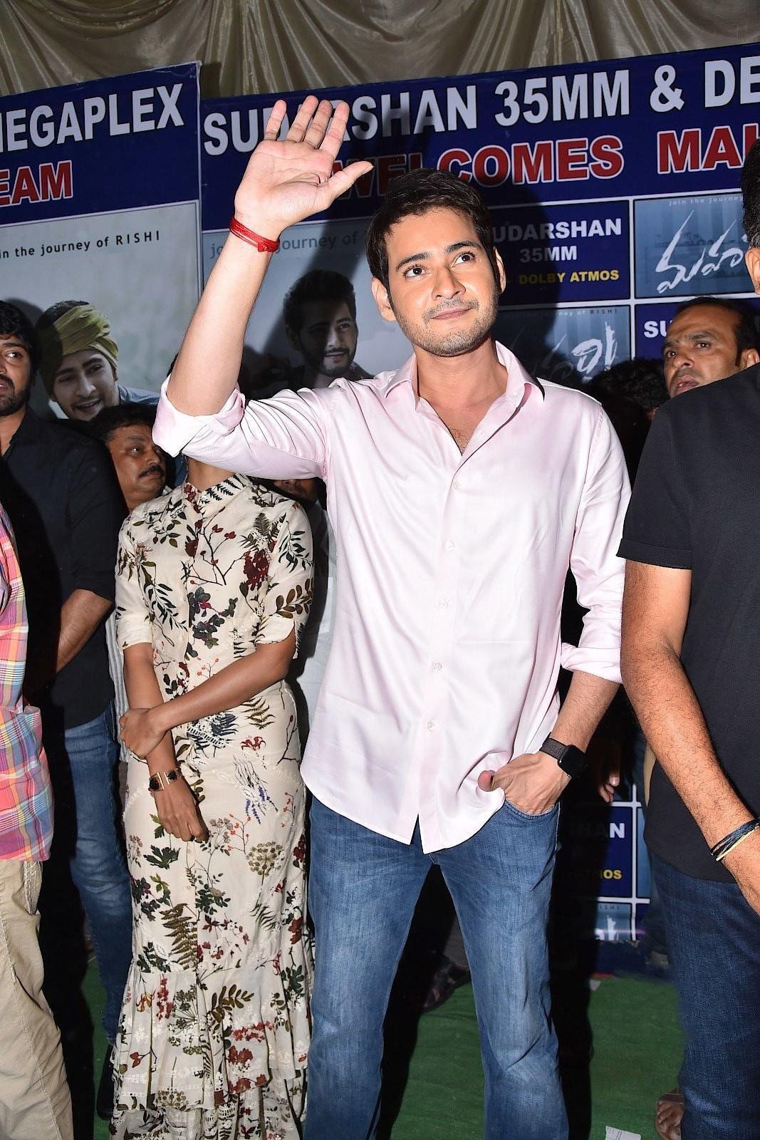 Mahesh Babu Visits To Sudarshan 35 MM With Maharshi Movie Team