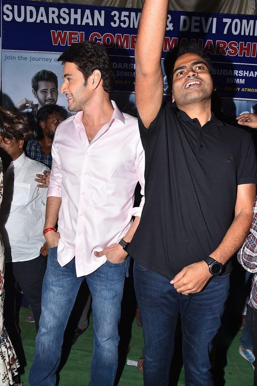 Mahesh Babu Visits To Sudarshan 35 MM With Maharshi Movie Team