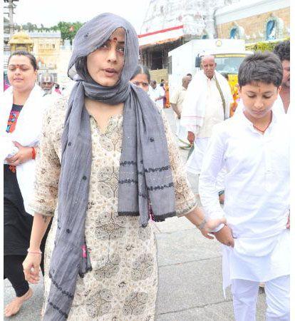 Mahesh wife Namratha Visit Tirumala Temple
