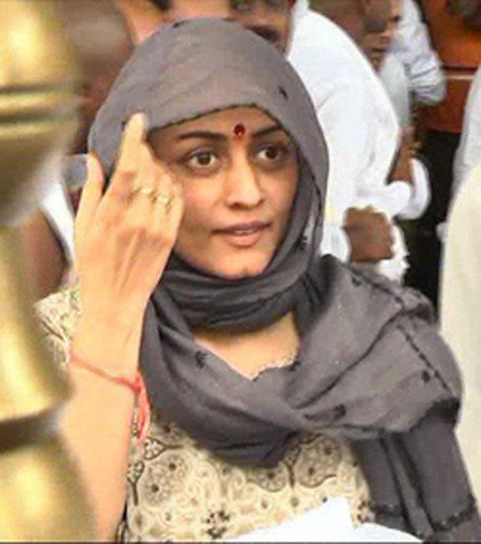 Mahesh wife Namratha Visit Tirumala Temple