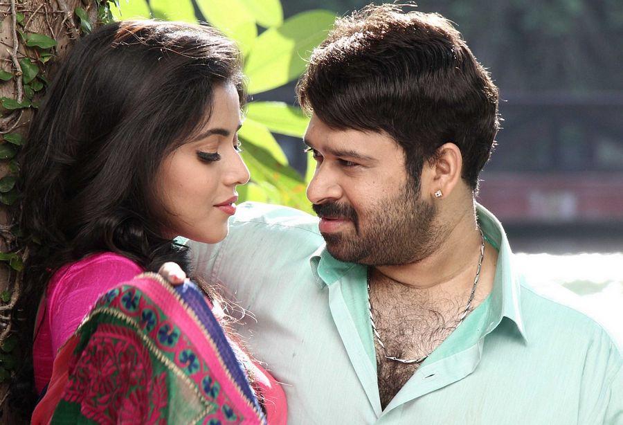 Manal Kayiru 2 Movie Latest Stills