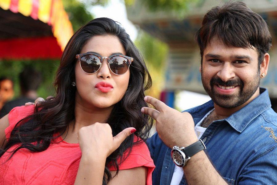 Manal Kayiru 2 Movie Latest Stills