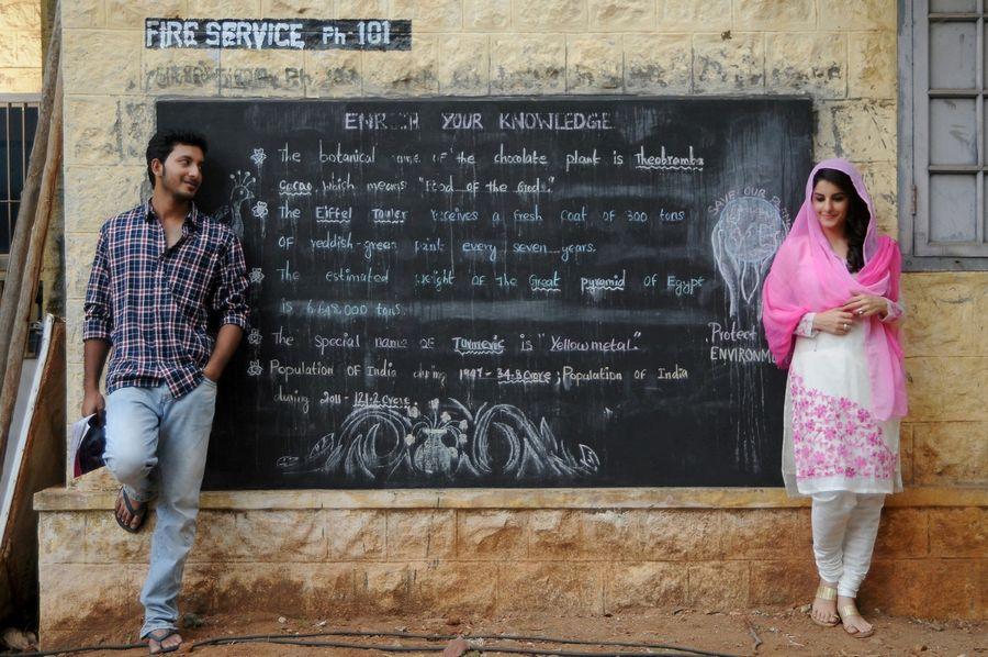 Meendum Oru Kadhal Kadhai Movie Latest Stills