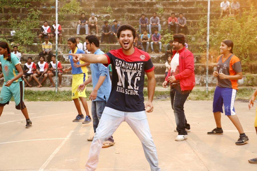 Meendum Oru Kadhal Kadhai Movie Latest Stills