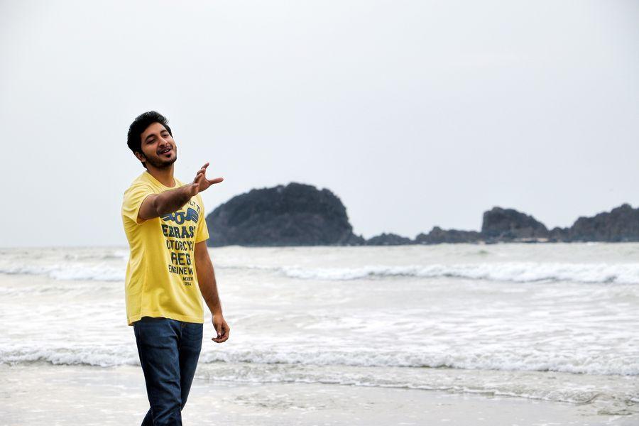 Meendum Oru Kadhal Kadhai Movie Latest Stills