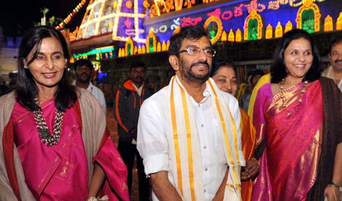 Mukkoti Ekadasi Tirupati Temple Witnesses Heavy Rush Of VVIPs