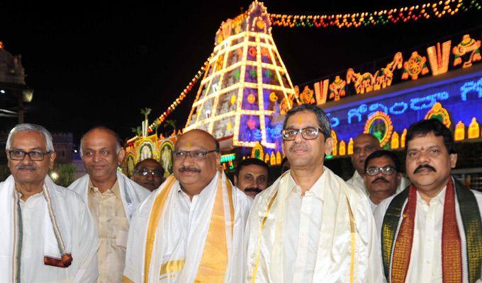 Mukkoti Ekadasi Tirupati Temple Witnesses Heavy Rush Of VVIPs