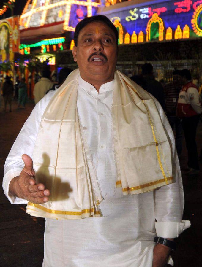 Mukkoti Ekadasi Tirupati Temple Witnesses Heavy Rush Of VVIPs
