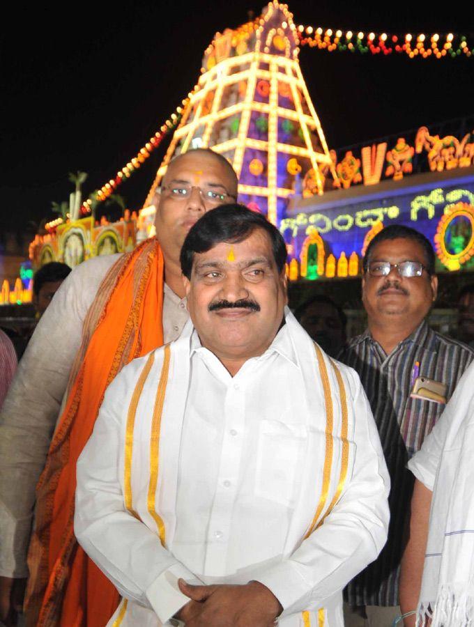 Mukkoti Ekadasi Tirupati Temple Witnesses Heavy Rush Of VVIPs