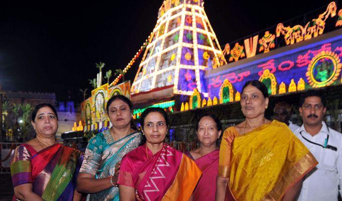 Mukkoti Ekadasi Tirupati Temple Witnesses Heavy Rush Of VVIPs