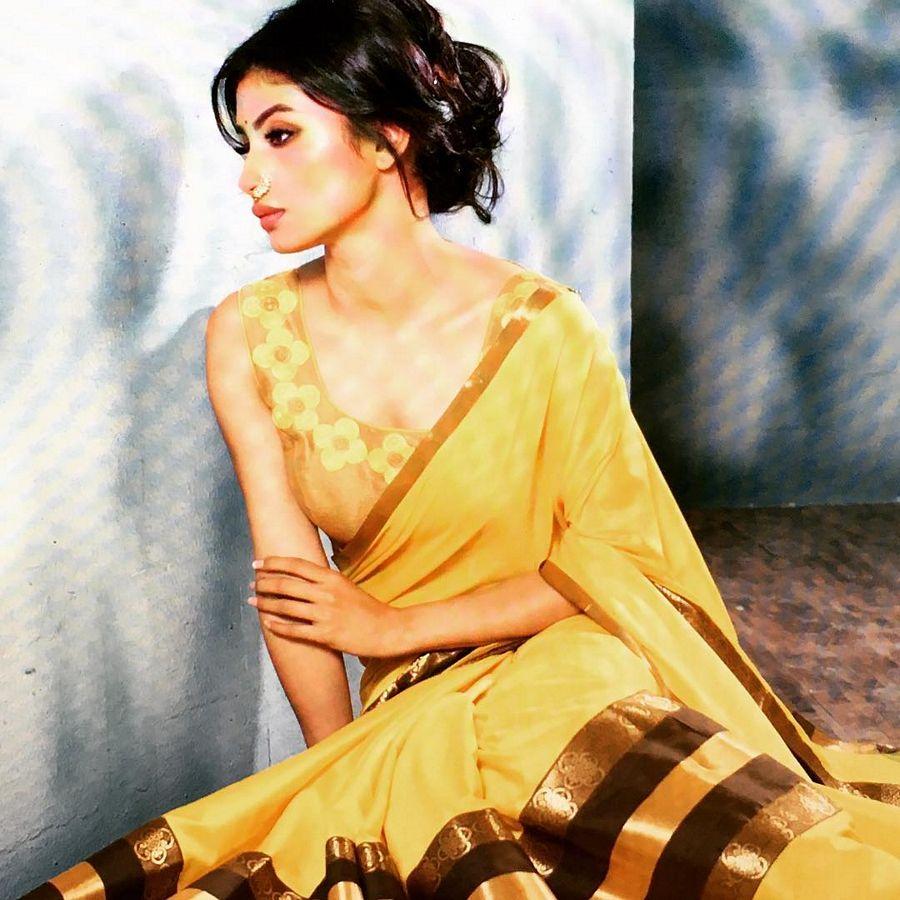 Naagin Actress Mouni Roy Photos goes viral ON Internet