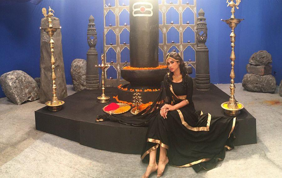 Naagin Actress Mouni Roy Photos goes viral ON Internet