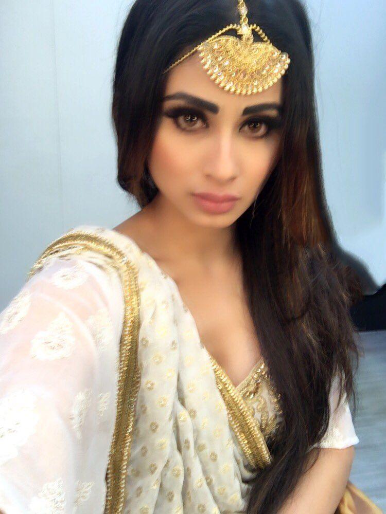 Naagin Actress Mouni Roy Photos goes viral ON Internet