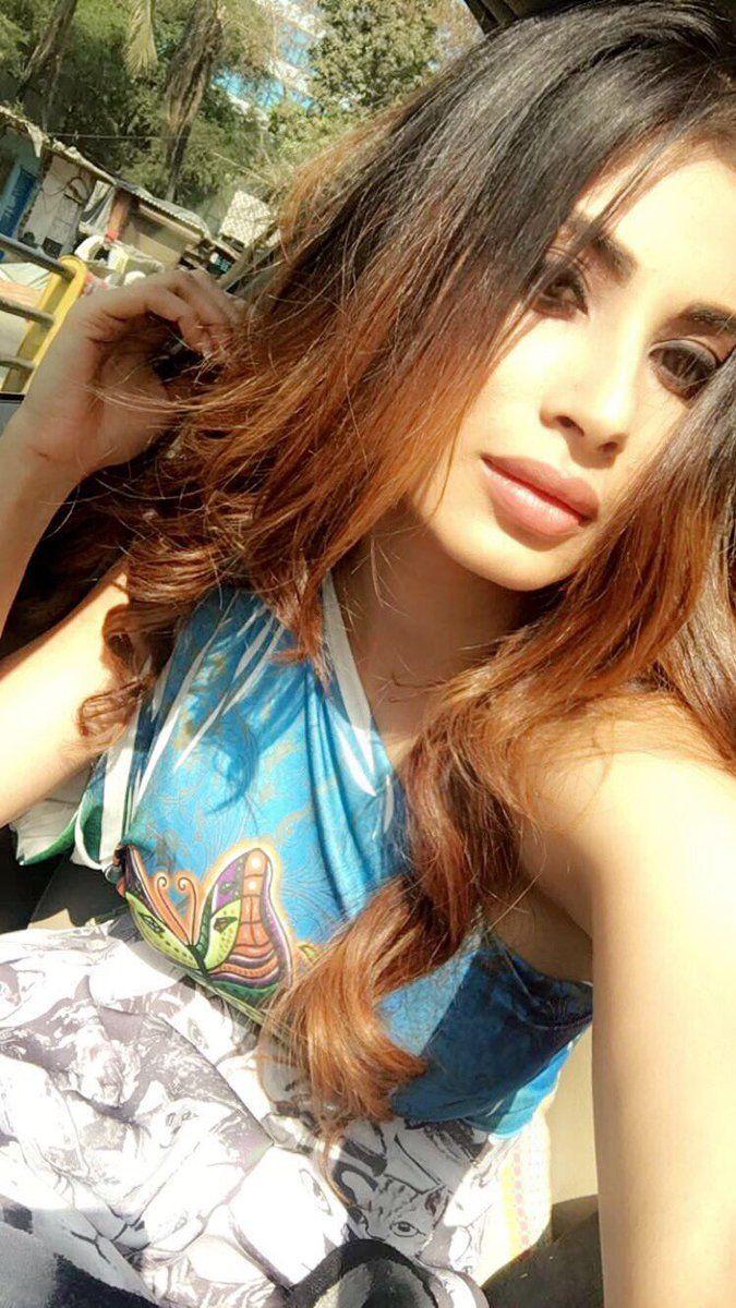 Naagin Actress Mouni Roy Rare & Unseen Photos GOES Viral