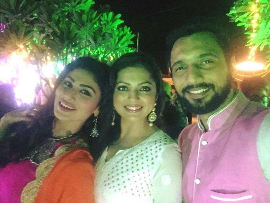 Naagin Actress Mouni Roy Rare & Unseen Photos GOES Viral