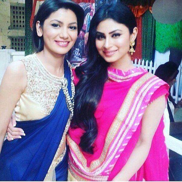 Naagin Actress Mouni Roy Rare & Unseen Photos GOES Viral