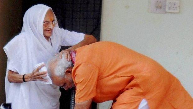 Narendra Modi with Mother Unseen Photos