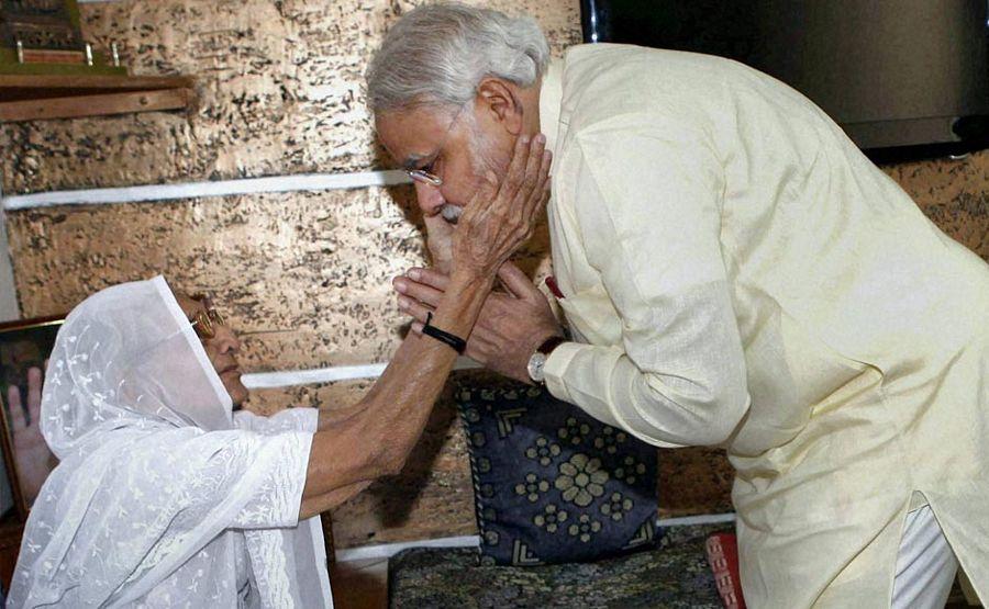 Narendra Modi with Mother Unseen Photos