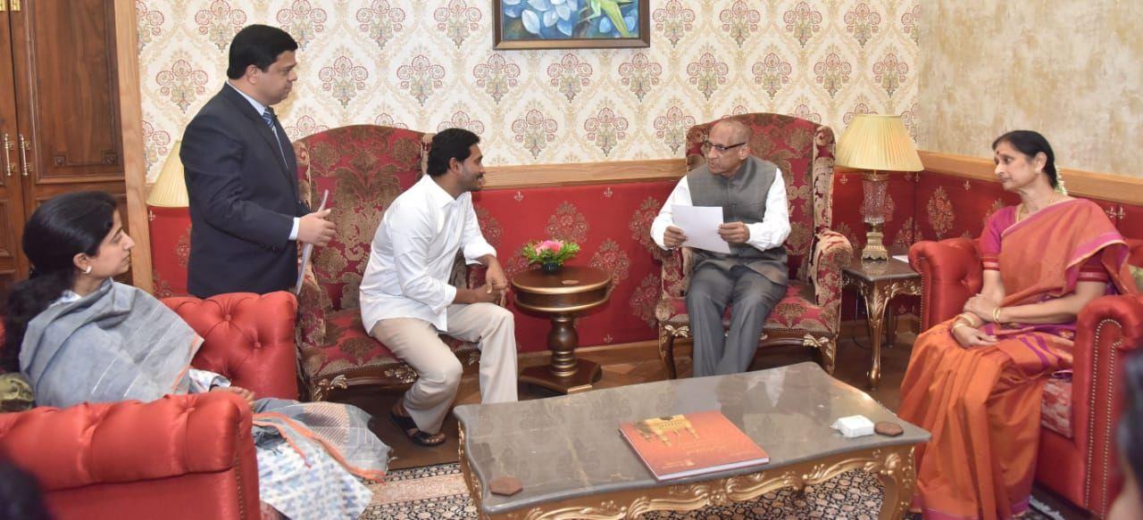 New CM Jagan Mohan Reddy Meets Governer Narasimhan