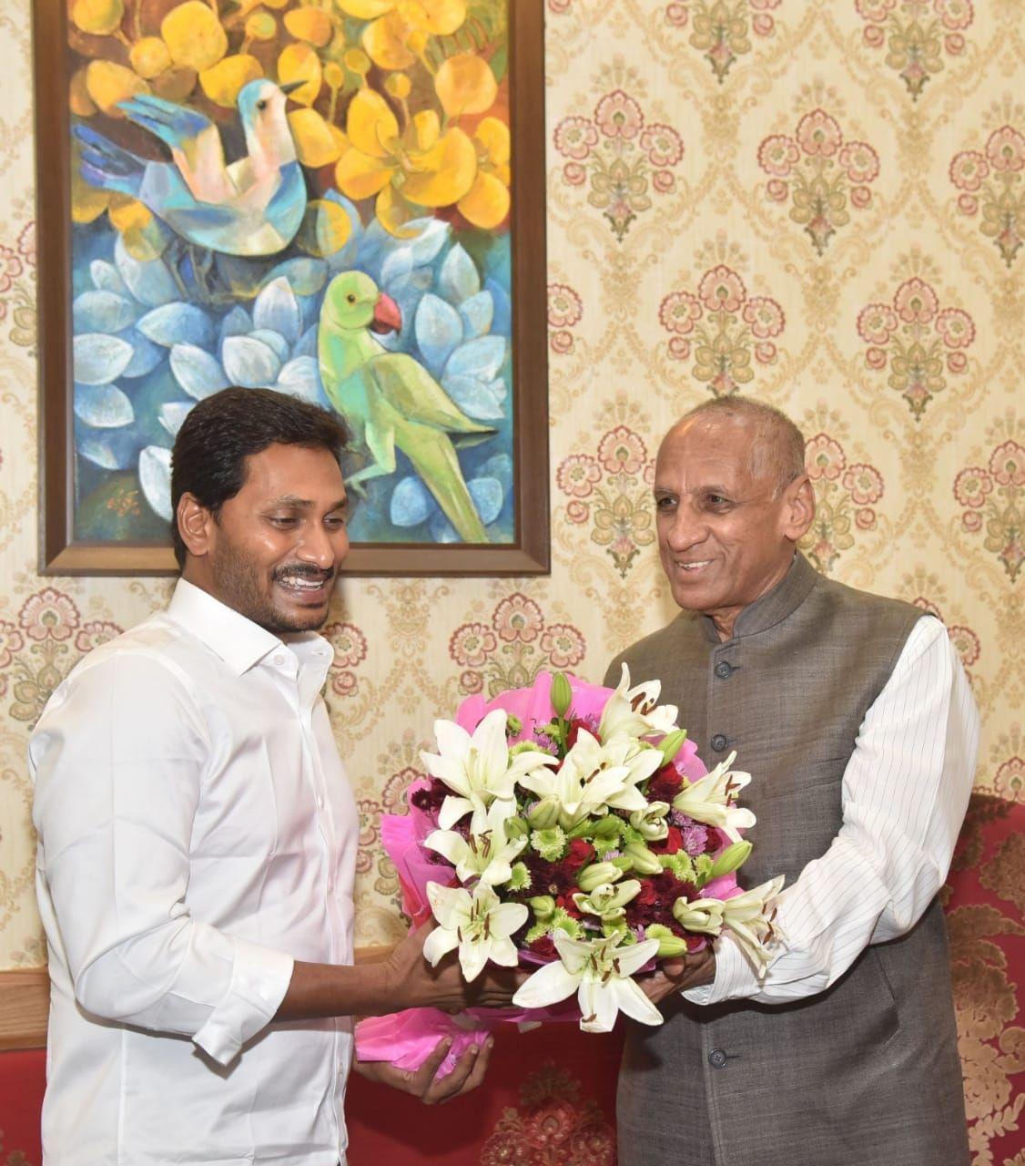 New CM Jagan Mohan Reddy Meets Governer Narasimhan