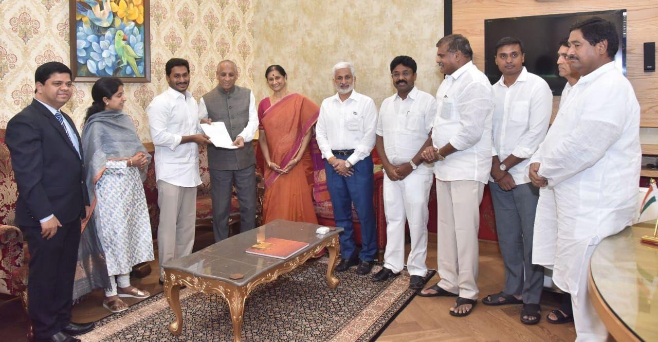 New CM Jagan Mohan Reddy Meets Governer Narasimhan