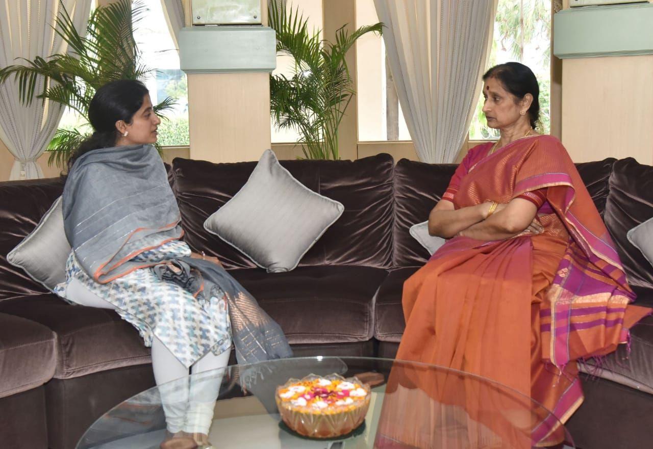 New CM Jagan Mohan Reddy Meets Governer Narasimhan