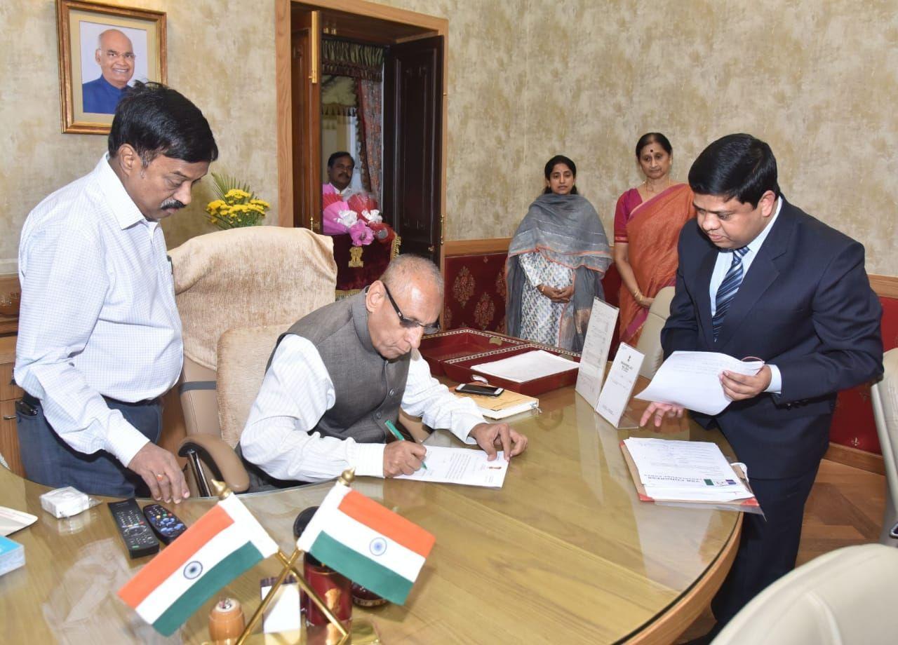 New CM Jagan Mohan Reddy Meets Governer Narasimhan