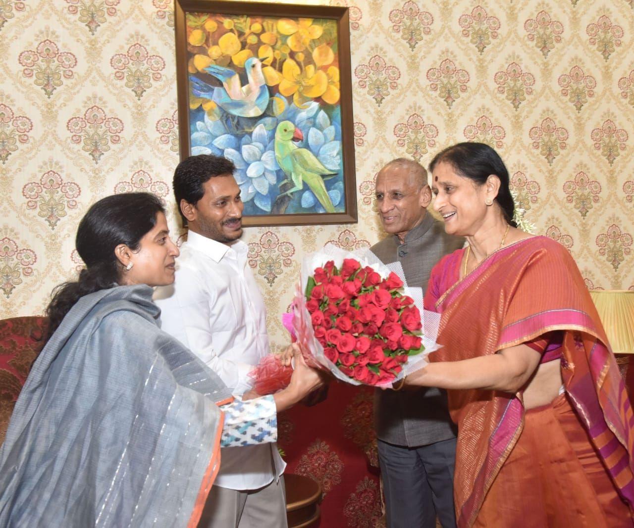 New CM Jagan Mohan Reddy Meets Governer Narasimhan