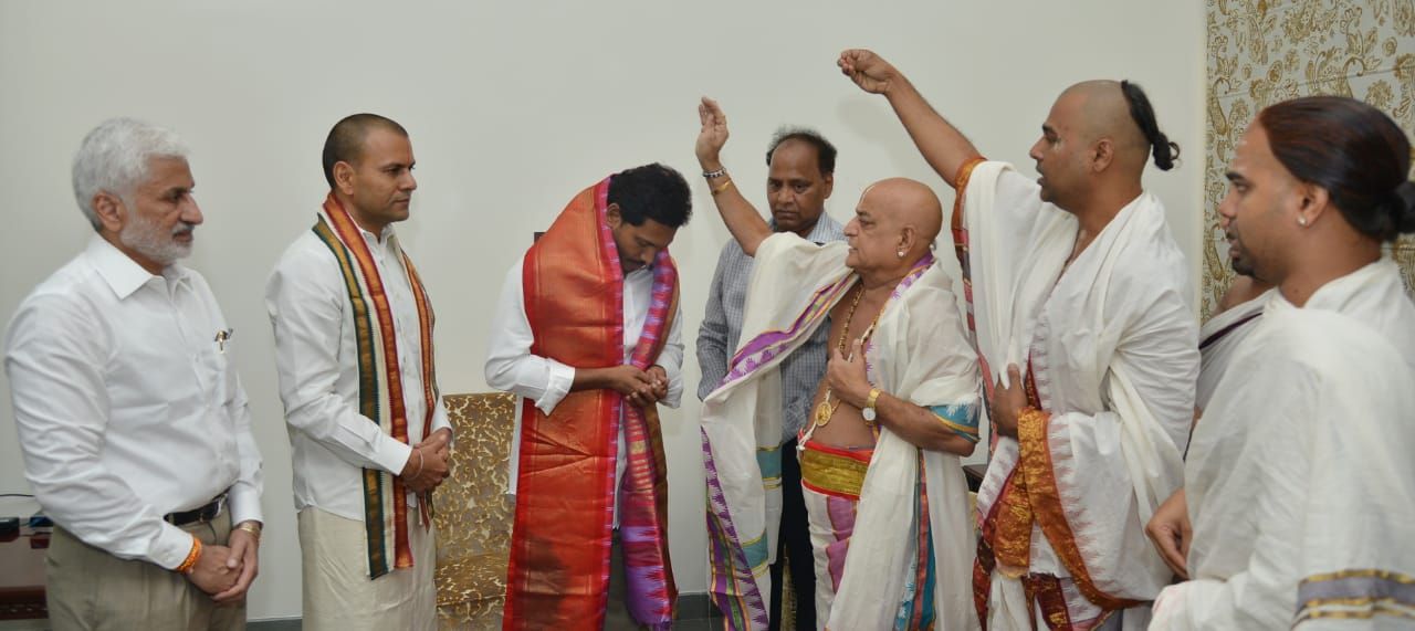 New CM Jagan Mohan Reddy Seeking Blessings