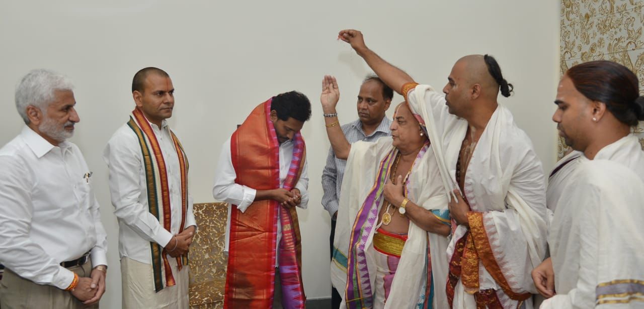 New CM Jagan Mohan Reddy Seeking Blessings