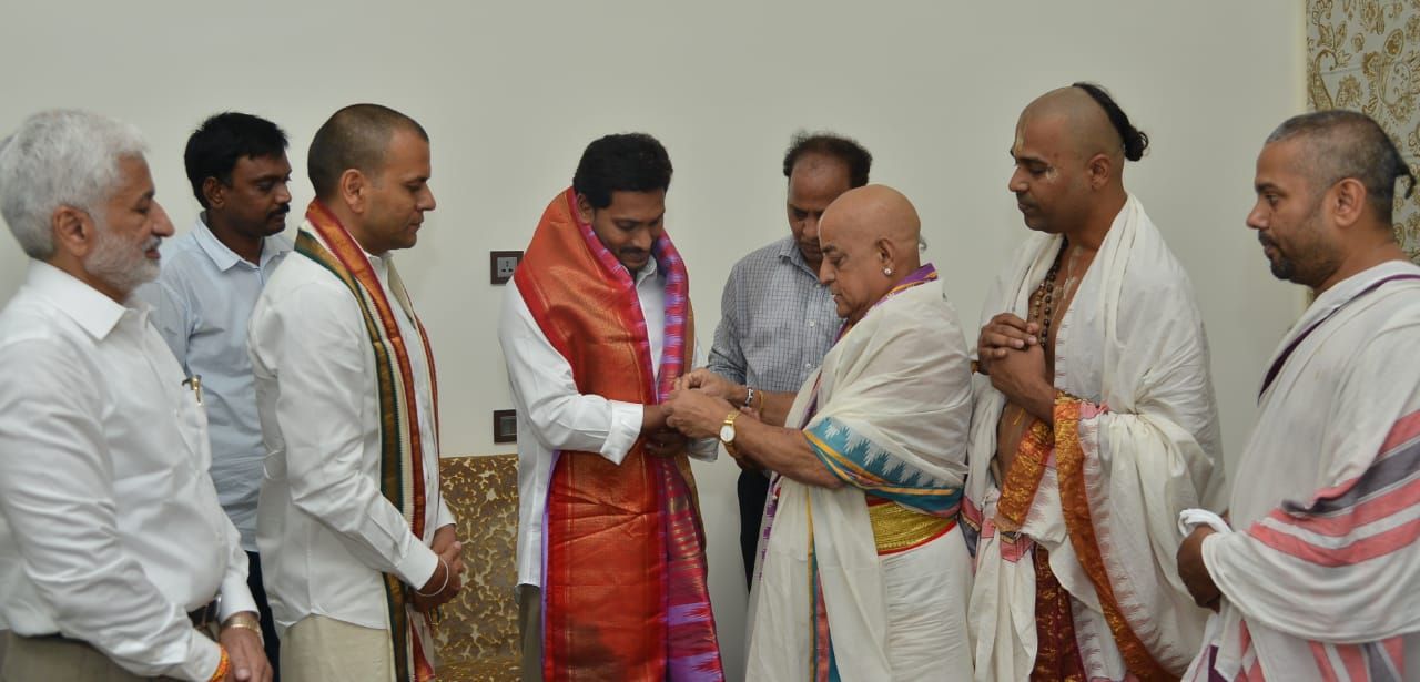 New CM Jagan Mohan Reddy Seeking Blessings