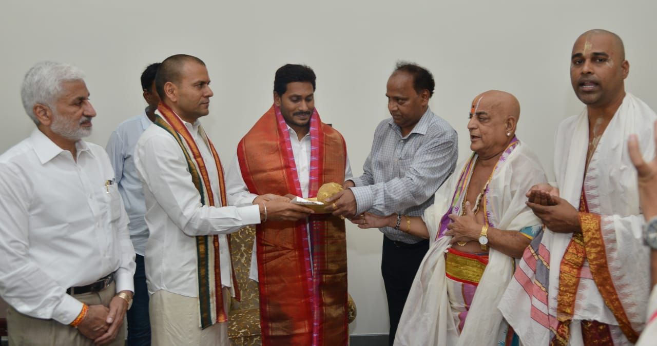 New CM Jagan Mohan Reddy Seeking Blessings