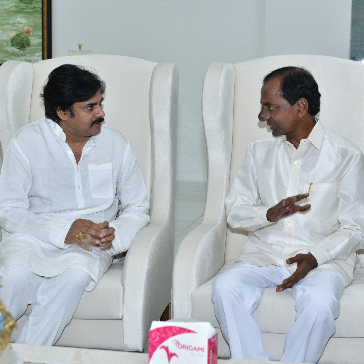 New Year's Surprise: Pawan Kalyan Meet KCR at Pragati Bhavan Photos