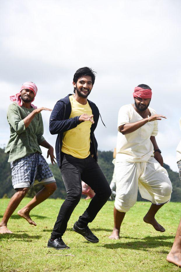 Next Nuvve Movie Latest Working Stills & Posters