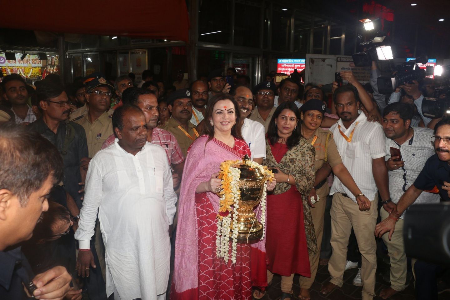  Nita Ambani visits Siddhivinayak temple with IPL Trophy