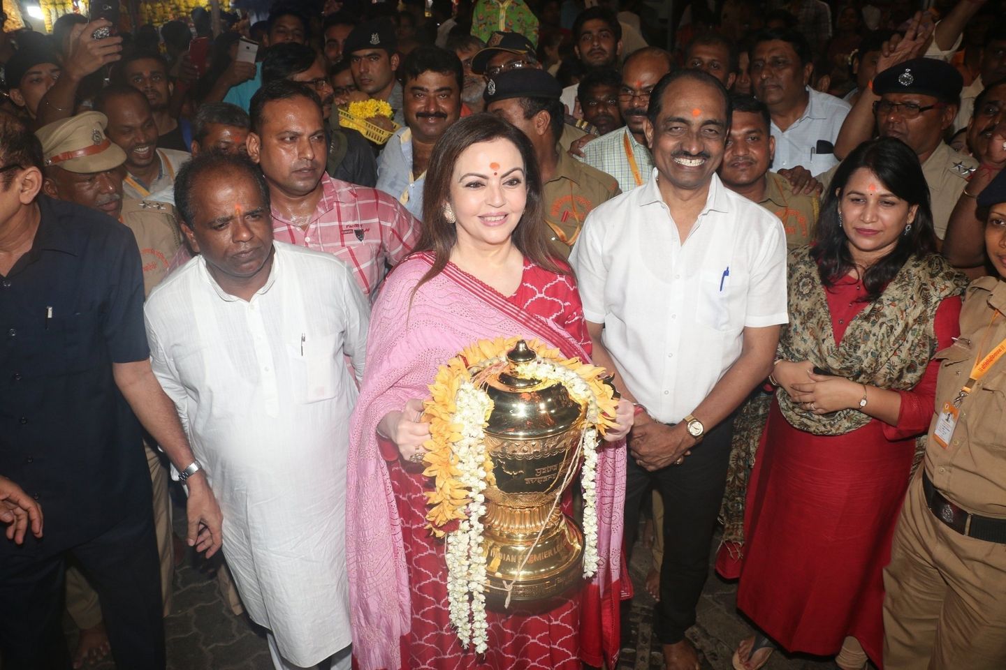  Nita Ambani visits Siddhivinayak temple with IPL Trophy