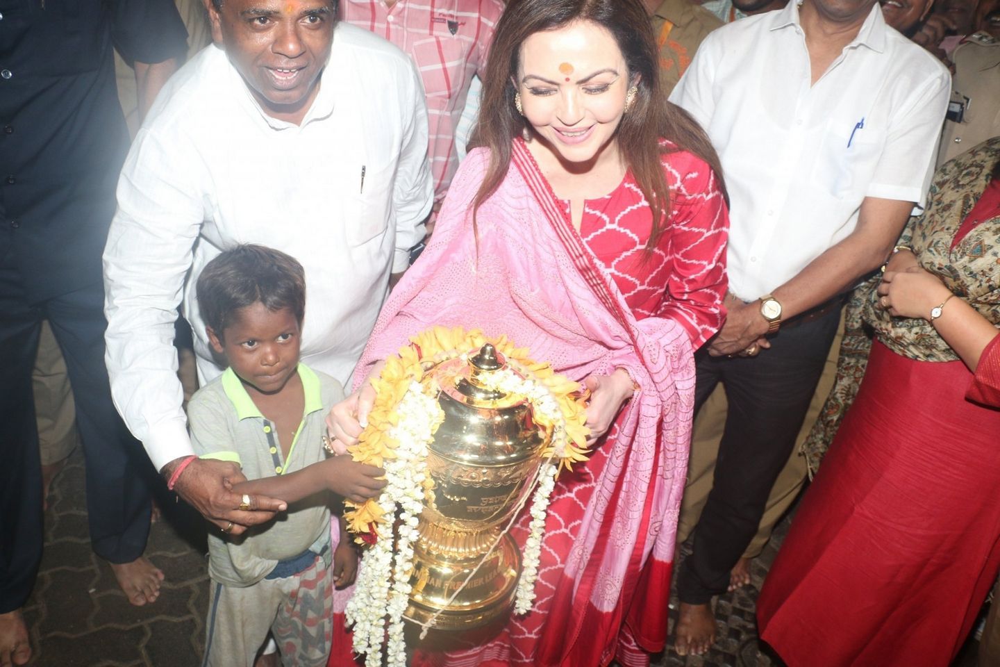  Nita Ambani visits Siddhivinayak temple with IPL Trophy