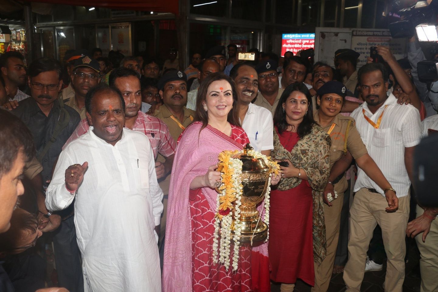  Nita Ambani visits Siddhivinayak temple with IPL Trophy