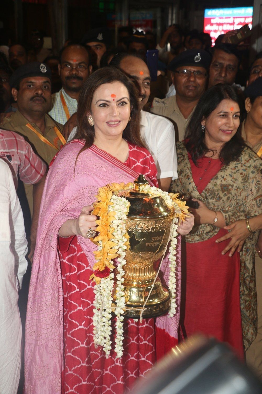  Nita Ambani visits Siddhivinayak temple with IPL Trophy