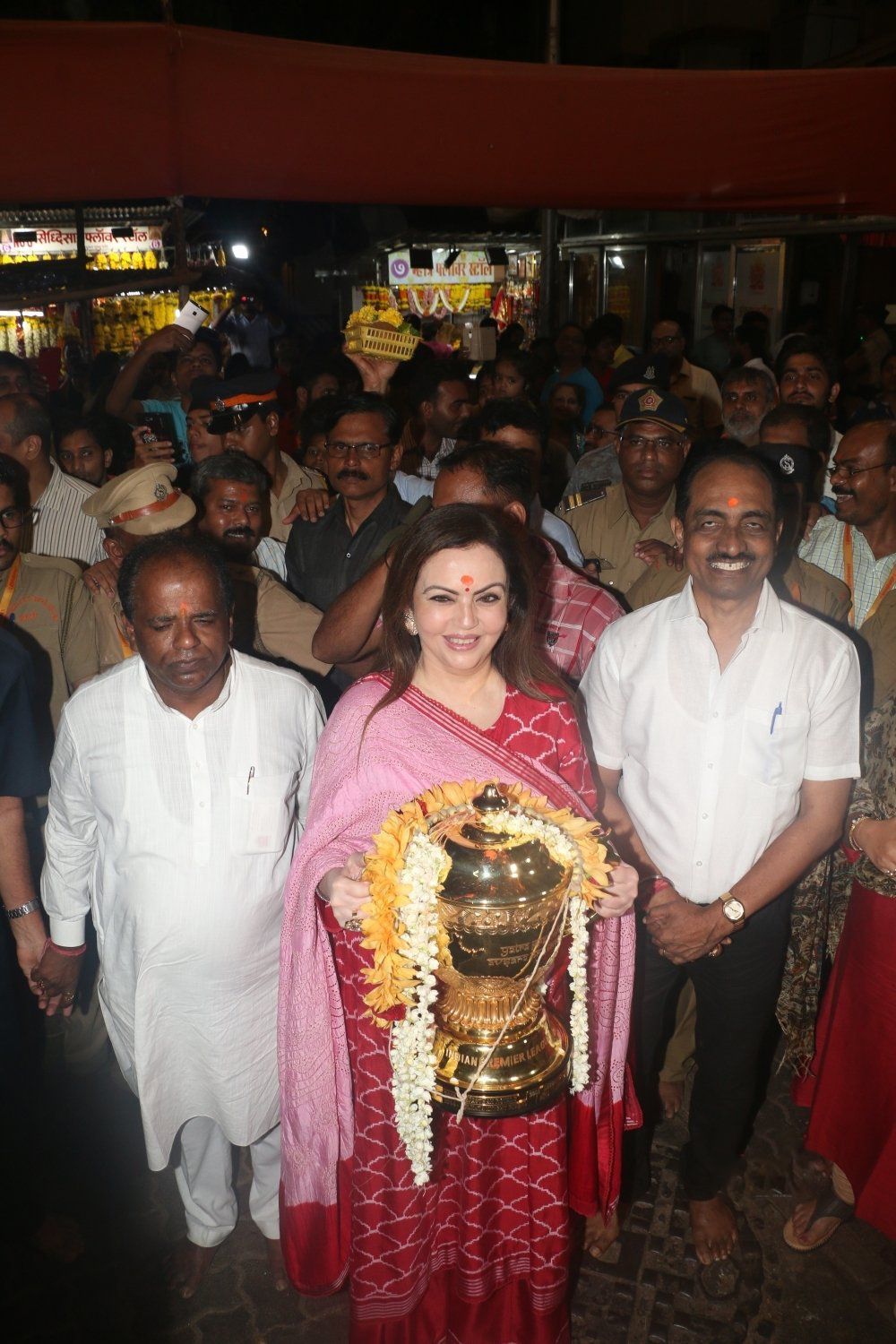  Nita Ambani visits Siddhivinayak temple with IPL Trophy