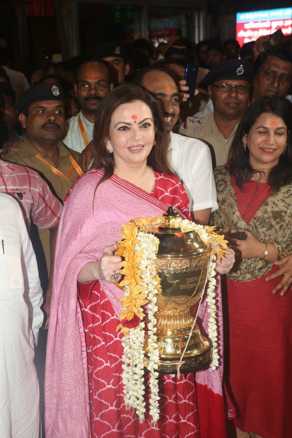  Nita Ambani visits Siddhivinayak temple with IPL Trophy