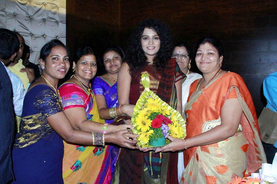 Nuvvu Evaro Nenu Evaro Stills And Wallpapers