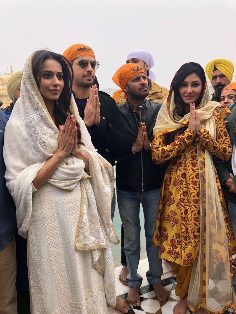 PHOTOS: Rakul Preet Singh Visit Golden Temple in Amritsar